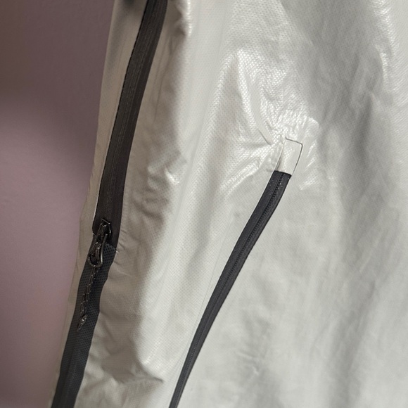 Columbia Men's Light Gray Raincoat - Picture 5 of 9